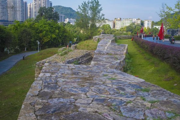 凤凰策略 站在铜仁古城墙上，见证“执子之手、与子偕老”的爱情